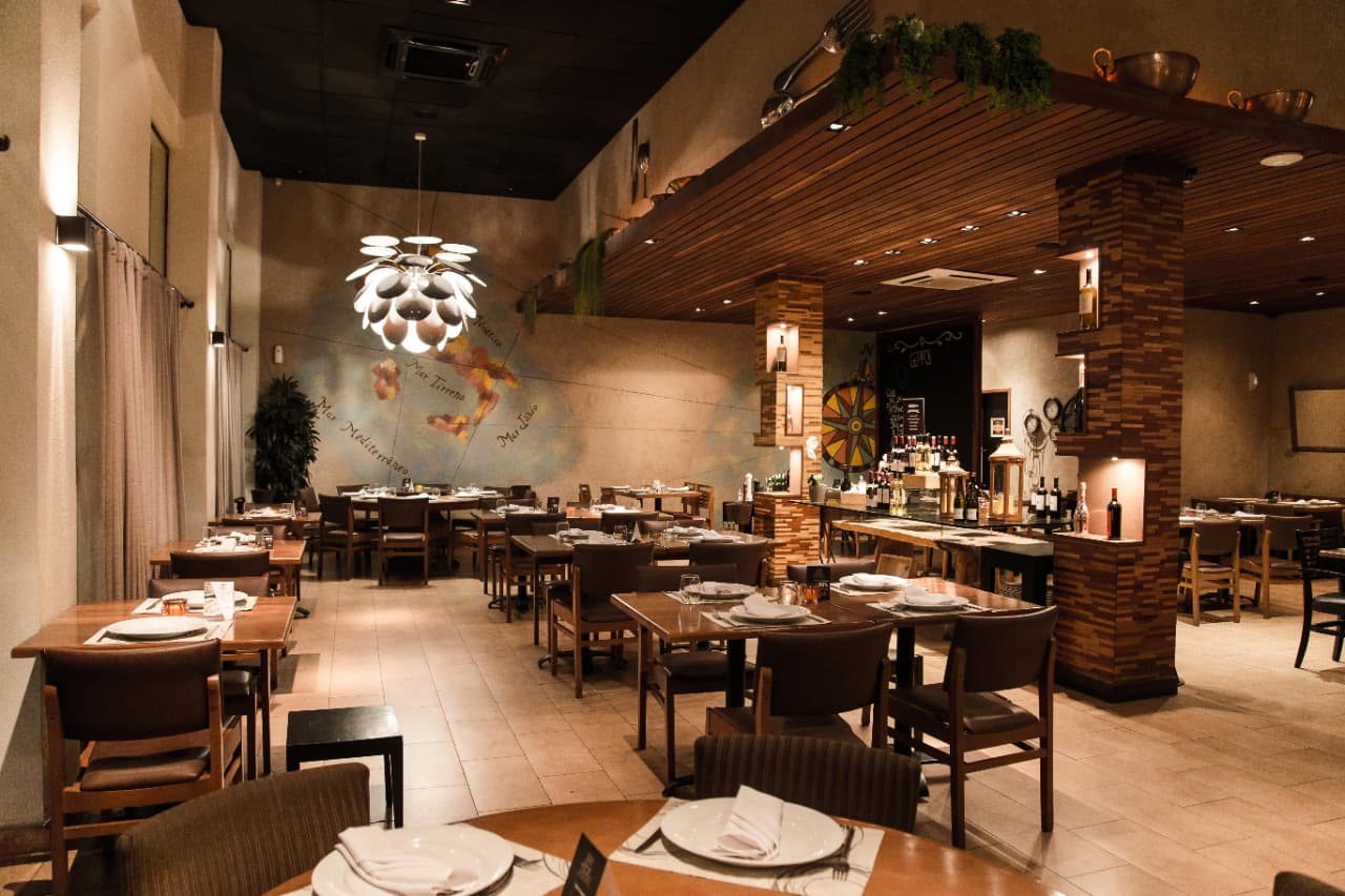 Pratos italianos, incluindo pizzas, massas e frutos do mar, em espaço tranquilo no Shopping Jardins Open Mall.