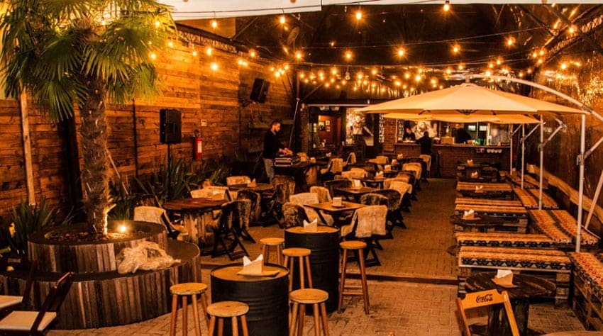 O Haka Pub é um bar aconchegante com espaços aberto e interno amplo e convidativo.
Inspirado no povo Maori da Nova Zelândia, a decoração é rústica com quadros e fotos típicas desta população.

O pub oferece grande variedade de cervejas, drinks e petiscos, além de bandas de rock e jazz.

A melhor pedida do momento!