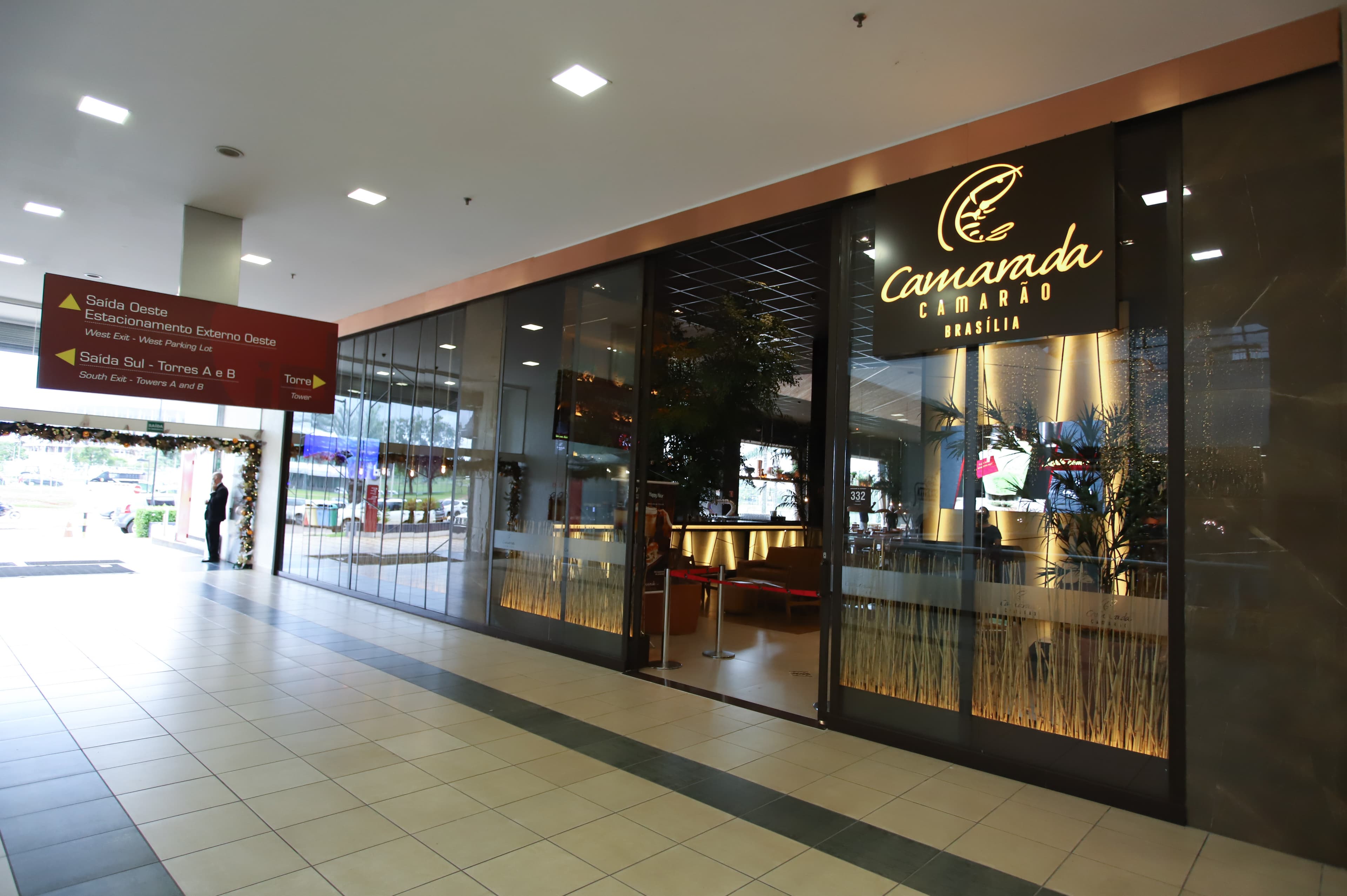 Somos um restaurante informal, rústico e elegante e decorado com lembranças do mar. O restaurante inaugurou sua primeira operação em dezembro de 2005. Hoje o planejamento do Camarada Camarão é estar em cada cantinho do país, levando sabor, ingredientes de qualidade e uma experiência única para seus clientes. O cardápio desenvolvido pelo chef francês François Schmitt, que mora há mais de 25 anos no Brasil, tem como diferencial a união da culinária internacional com a brasileira.