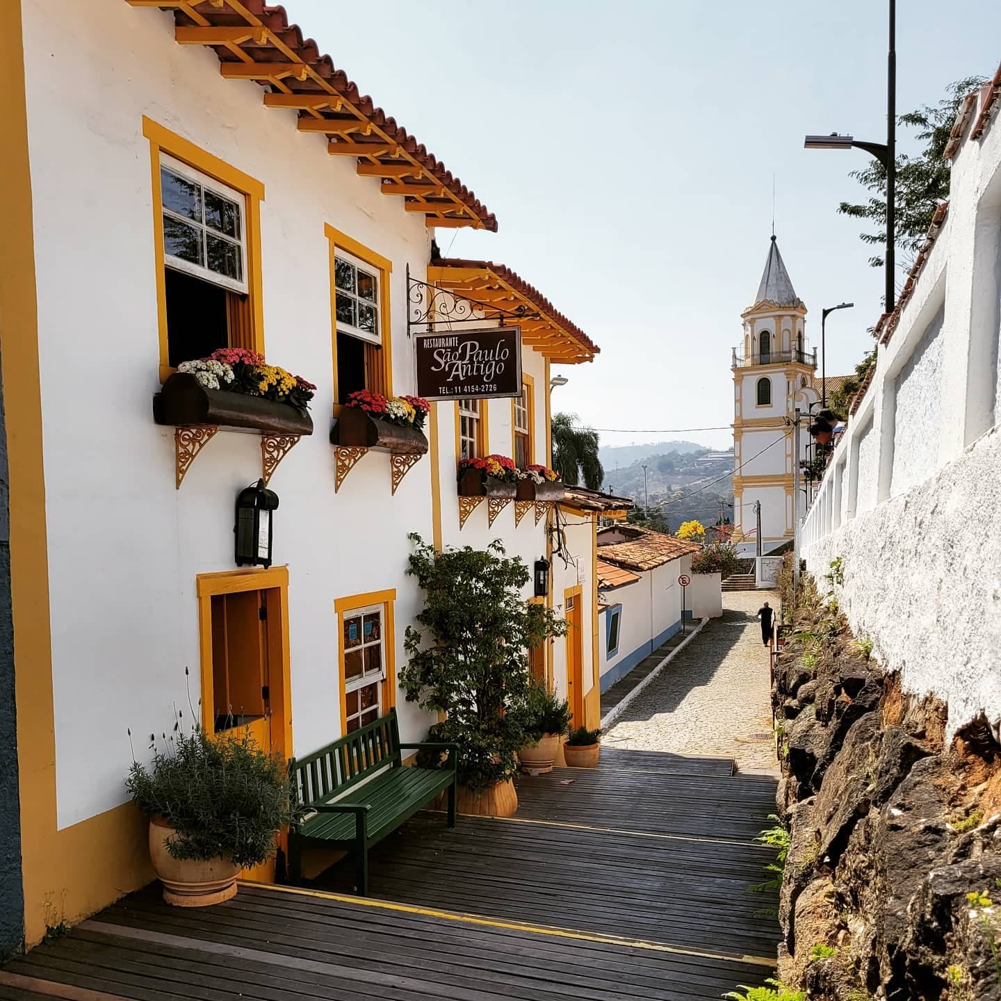 O São Paulo Antigo Restaurante está localizado no Centro Histórico de Santana de Parnaíba. Instalado em um casarão do século XVIII, o São Paulo Antigo é um dos principais restaurantes da Grande São Paulo focados na cozinha mineira. Para os amantes das artes culinárias, vir ao São Paulo Antigo é uma oportunidade de aliar o indescritível prazer proporcionado por um prato confeccionado de maneira artesanal, a um ambiente aconchegante e bucólico. A comida é preparada de maneira tradicional e servida em panelas de pedra, ricas em sais minerais. Impossível resistir ao torresminho e ao famoso Leitão à Pururuca, que é o carro chefe da casa.