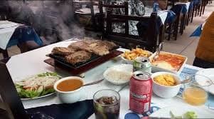 Costela no bafo e acompanhamentos, além de picanha, feijoada e cervejas, em espaço rústico e descontraído.