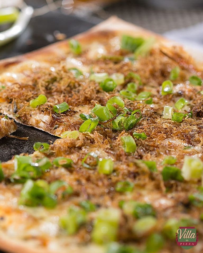A irresistível pizza retangular da Villa da Pizza não é única apenas no formato, mas também no paladar. Com clima dos antigos vilarejos, o delicioso ambiente é presenteado com um cardápio que traz pizzas de sabores tradicionais e especiais, carta de vinhos, e deliciosas opções de salada, carpaccio e brusquetas. Na Villa, todo dia é dia de pizza!