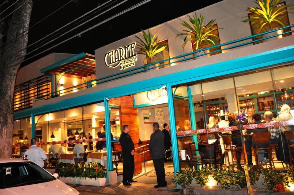 Amplo cardápio de pizzas artesanais, além de vinhos e drinques, em restaurante aconchegante e descontraído.