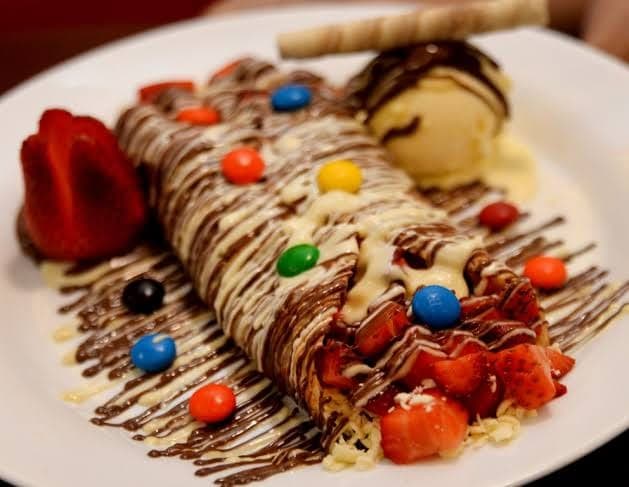 Dezenas de panquecas salgadas e doces, mais saladas, sobremesas e bebidas, em espaço moderno e descontraído.