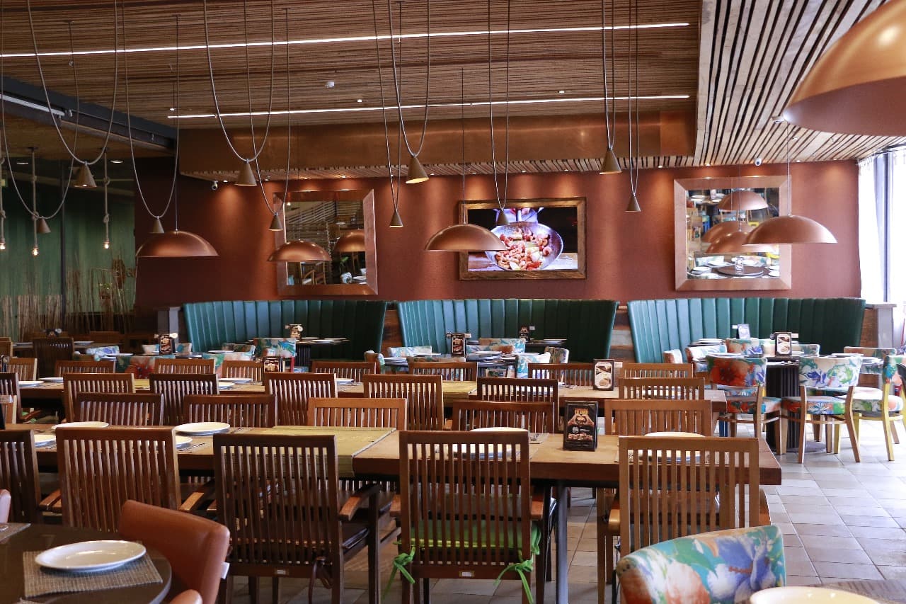 O Camarada Camarão é um restaurante informal, rústico e elegante, decorado com lembranças do mar que inaugurou sua primeira operação em dezembro de 2005. Ele traz a ideia de um restaurante com decoração moderna, rústica, regional e que remete às lembranças do mar, oferecendo pratos fartos, saborosos e criativos. Sendo a 2° inauguração da rede, o Camarada Camarão Rio Design Barra, na Barra da Tijuca, inaugurou em 27 de Setembro de 2011.