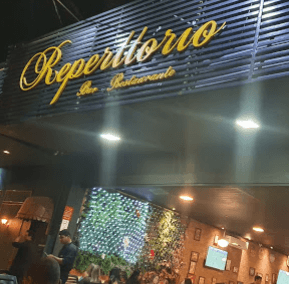 Petiscos e pratos, mais caipirinhas e cervejas, em espaço descontraído com mesas externas e música ao vivo.