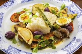Restaurante contemporâneo francês com carta de vinhos e ambiente romântico.