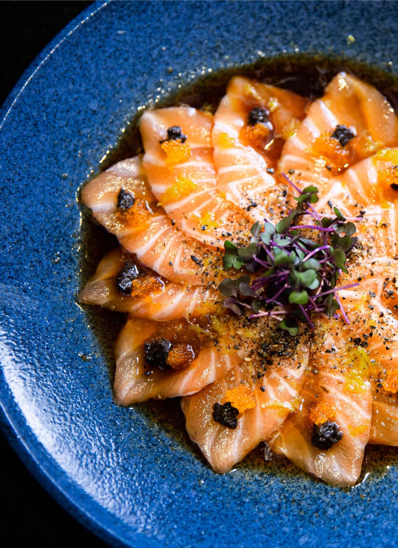 O Mangostin é a fusão sensorial das principais cozinhas asiáticas com as influências práticas da mais refinada gastronomia contemporânea. É a tradução, em sabores, de um paladar global que passeia entre Pequim e Paris num mastigar lento e apreciativo. É a ideia de fundir as alquimias de drinks inusitados. É a capacidade de te acolher na leveza oriental e te transportar para a ancestralidade da nossa origem. O Mangostin é a arte do sentir.
