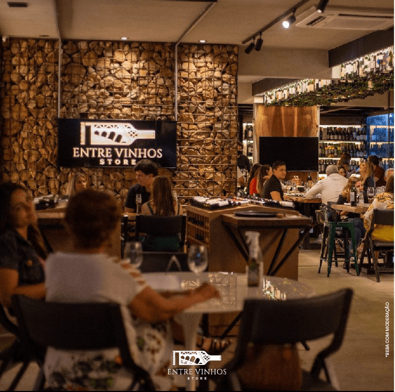 No Wine Bar você viverá uma experiência gastronômica verdadeiramente única. Aqui, cada detalhe é pensado para proporcionar momentos inesquecíveis, desde o ambiente acolhedor até a seleção de pratos cuidadosamente elaborados por nossos chefs.

Descubra sabores surpreendentes, ingredientes frescos e combinações que estimulam todos os sentidos. Além disso, oferecemos os melhores rótulos de vinhos, o nosso Wine Bar é a melhor escolha para você relaxar com um bom vinho, boa gastronomia e música de qualidade.

E, se preferir levar uma garrafa para casa, te ajudamos a encontrar a melhor opção. Com mais de 800 rótulos disponíveis para venda, a Entre Vinhos Store é a loja de vinhos mais completa e bem localizada de Recife. Os melhores rótulos, melhores preços e variedades, aqui você pode encontrar o melhor vinho para a sua necessidade.

O que você está esperando? Vem curtir essa experiência no melhor Wine Bar da cidade com um atendimento excepcional, garantindo que sua visita seja perfeita.