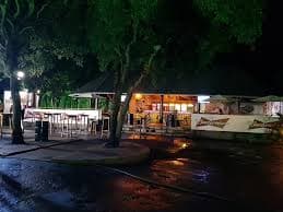 Variedade de porções, petiscos, cervejas e caipirinhas em atmosfera descontraída com noites de pop-rock e MPB.