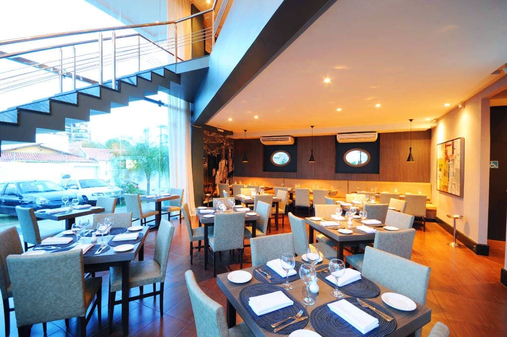 Bistrô, Lounge e Bar com um cardápio contemporâneo, drinks incríveis e trilha sonora fina, elegante e sincera.
