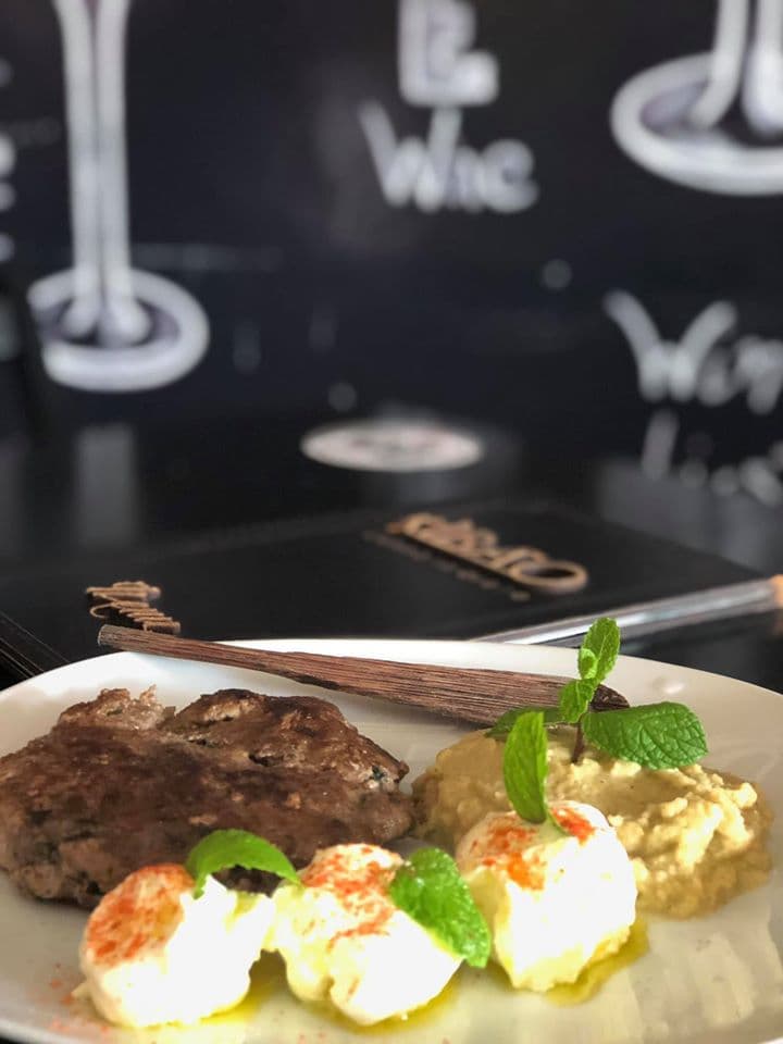 Bar ao ar livre culinária árabe porções diversas chopp Stella Artois e chopp Colorado apia único na região geladíssimo e claro o melhor quibe vc só encontra aqui !!