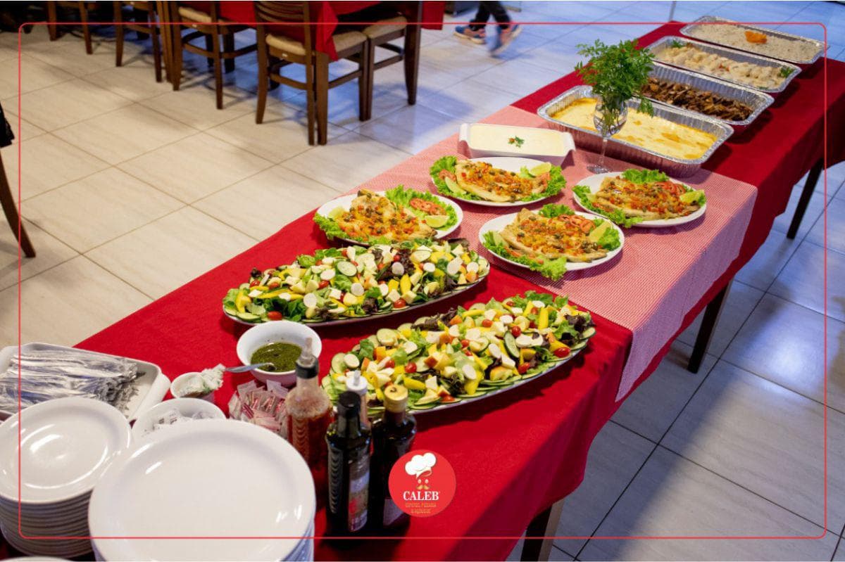 Comida tarde da noite · Mesas externas · Aconchegante