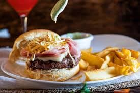 Saladas, massas, petiscos, steaks, hot dogs, bebidas e sobremesas, em atmosfera despojada e delivery.