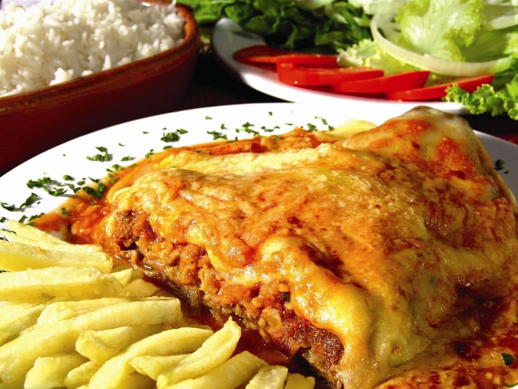 Restaurante acolhedor de especialidades brasileiras variadas tem boemia musical suave com mesas ao ar livre.