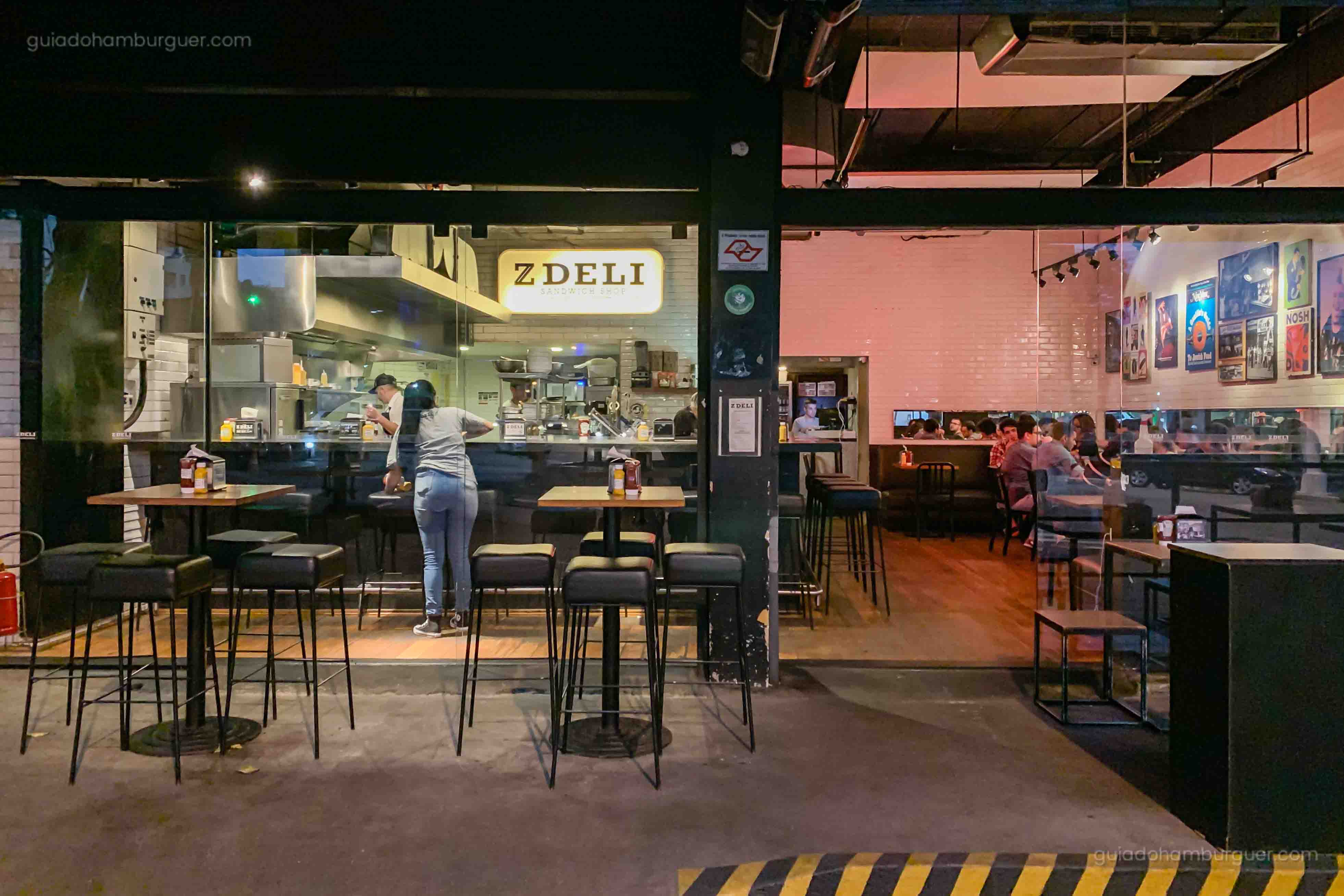 Sofisticada lanchonete que serve hambúrgueres especiais e acompanhamentos em um ambiente descontraído.