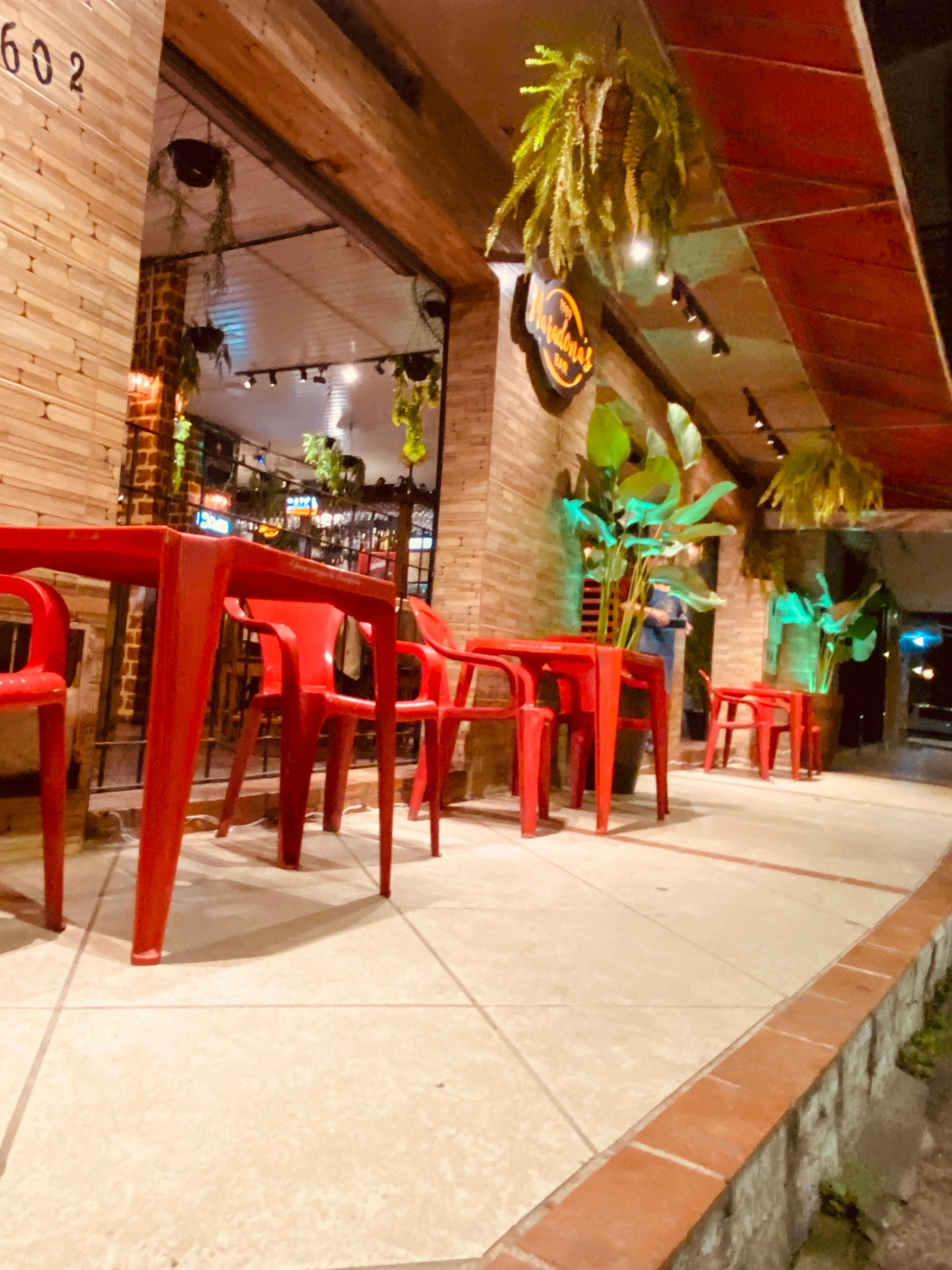 Que história legal a do Maradona’s Bar! Fundado em 1989 pelo Sr. Ricardo, carinhosamente conhecido como Maradona, e sua esposa Vanilda, a Kinha, o estabelecimento começou como uma simples pastelaria e lanchonete. Naquela época, pastéis e hambúrgueres eram vendidos a apenas 1 real, trazendo famílias e jovens para saborear as delícias oferecidas.

Com o passar dos anos, o local não apenas preservou a tradição, mas também evoluiu. Em janeiro de 2007, a pastelaria se transformou no Maradona’s Bar, dando um passo adiante com um espaço mais amplo e um cardápio diversificado, incluindo porções, pizzas, sanduíches e sucos.

Hoje, o Maradona’s Bar é mais que um bar; é um ponto de encontro para amigos, um espaço para celebrar momentos especiais e, claro, desfrutar de uma gastronomia generosa e saborosa. Com 35 anos de história, a preocupação com a qualidade e o atendimento é evidente. Desde petiscos a sanduíches especiais, como o famoso X Doidão, o local garante experiências gastronômicas únicas e divertidas.

O Maradona’s Bar também se destaca pela oferta de pizzas e uma seleção de vinhos da região de Areal, conhecida como a capital do vinho do estado, e de outras partes do mundo. Tudo isso é proporcionado por uma equipe dedicada a tratar cada cliente como parte da família, sempre com muito respeito e atenção.

A sua localização estratégica e o ambiente acolhedor fazem do Maradona’s Bar um lugar ideal para aqueles que buscam bons momentos acompanhados de boa comida e bebida. É a essência de como o amor pela culinária e pela comunidade pode criar um espaço que se torna um verdadeiro ponto de referência na região.