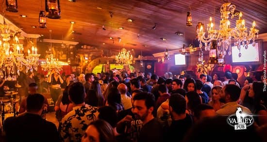 Coquetéis variados e chopes, em casa noturna com decoração campestre, sertanejo ao vivo e festas animadas.
