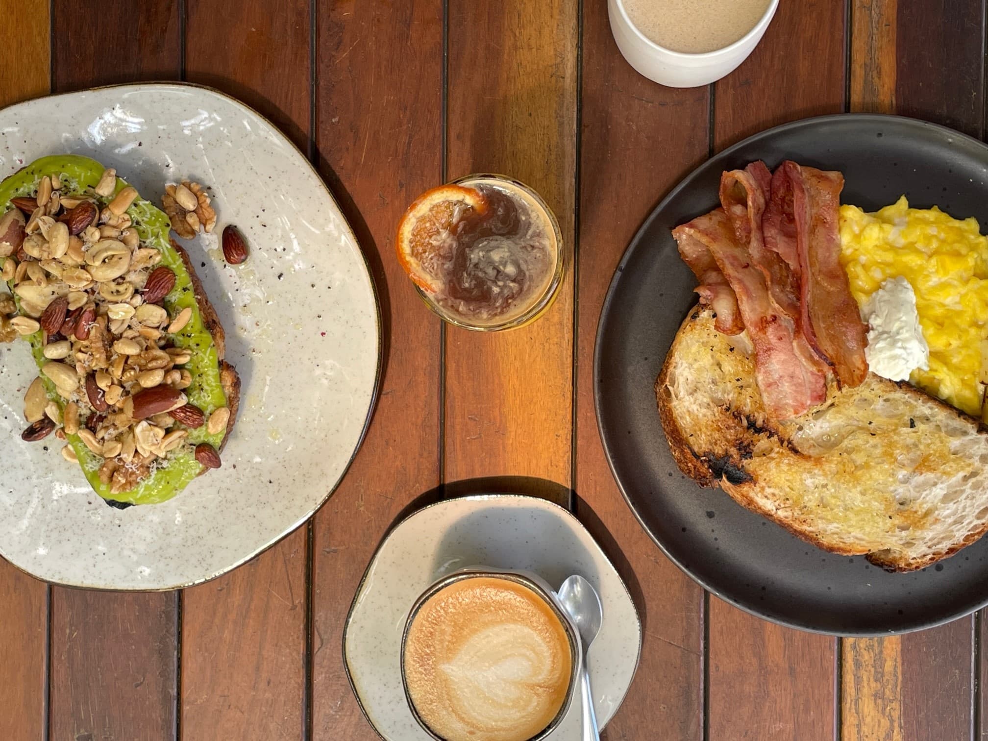 Nascido da vontade de trazer algo diferenciado para Vitória, o café da praia conta com opções únicas de café e brunch o dia todo, aperitivos e drinks para você aproveitar com o pé na areia.
Em meio à natureza e com a paisagem da Curva da Jurema, é o paraíso perfeito para uma experiência tranquila e prazerosa.