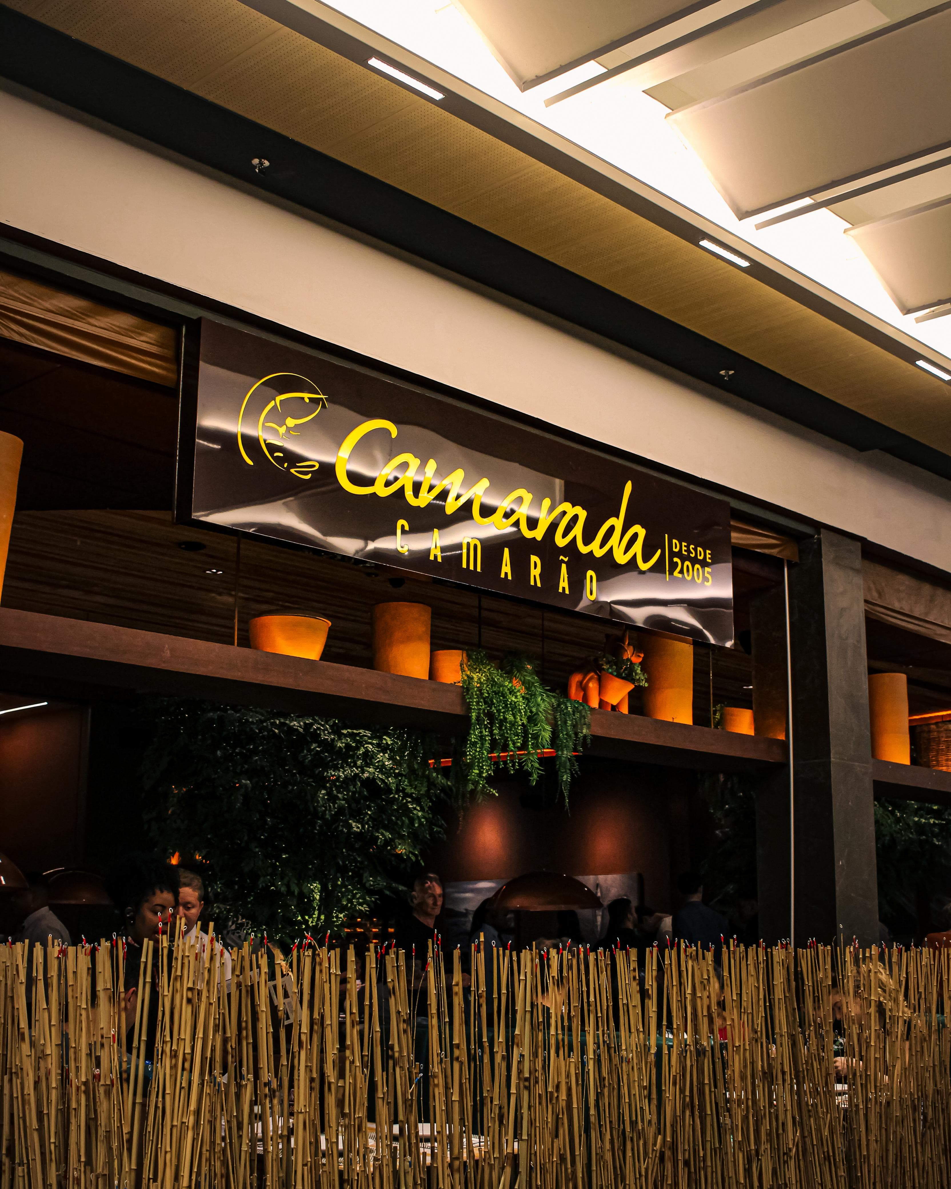 O Camarada Camarão é um restaurante informal, rústico e elegante, decorado com lembranças do mar que inaugurou sua primeira operação em dezembro de 2005 no bairro de Boa Viagem, em Recife-PE. Em 2011, já com um bom recall de marca na cidade e uma operação bem amadurecida, o Grupo Drumattos , empresa-mãe do Camarada Camarão, inicia um projeto de expansão nacional e inaugura sua primeira unidade fora do Recife. A partir daí, já são mais de 30 unidades espalhadas pelas 5 regiões do país. A nova unidade, no Shopping da Bahia, representa 34° inauguração da rede e 3° na cidade de Salvador.