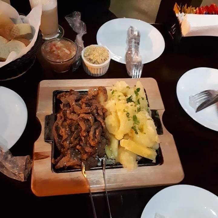 Diversas opções de petiscos, além de cervejas e caipirinhas, em barzinho com área externa e ambiente familiar.