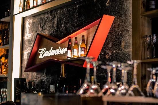 "Localizado no Centro de Excelência da CASAG, o WE. Restaurante une conforto, comodidade e uma bela decoração a pratos de alta gastronomia, extensa carta de vinhos e deliciosos drinks, a preços justos. 
O cardápio é assinado pelo chef Fabrício Barcelos, que tem no currículo passagens pelo Kabanas Restaurante e Bar, pelo Posto 15, Officina Cervejaria e pelo Grá Bistrô."