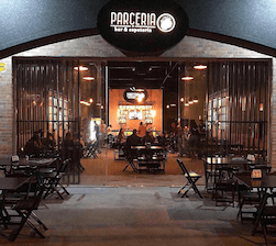 Espetos variados, porções, pratos à la carte, petiscos, chopp brahma, cerveja trincando, drinks variados e refrigerante. Ambiente aconchegante.