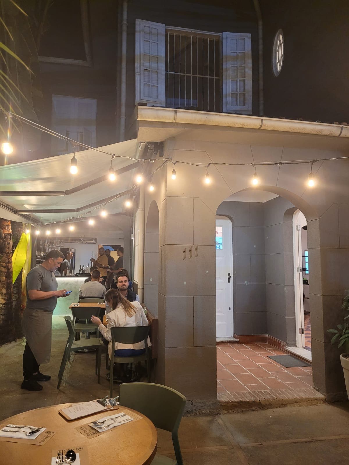 Restaurante Tailandês - BOTAFOGO
👩🏻‍🍳 Chef Ana Carolina Garcia

1 - Tolerância de 10 minutos.
2 - Reservas com antecedência mínima de 3 horas.
3 - O grupo deve estar no local no horário indicado.
4 - Os espaços possuem limites de tamanho de mesa. Grupos grandes devem entrar em contato.

OBS.: 
Càm O´n - Thai Food BOTAFOGO. 
Reservas pra Barra são feitas pelo Get In ou diretamente no Google, na listagem correspondente.
