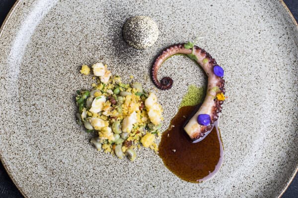 Com o foco principal nos cinco biomas da Bahia, o Restaurante Origem traz a Gastronomia Baiana como conceito. O Restaurante nasce do sonho de cozinheiros distintos em formação: uma apaixonada por doce de leite e o outro apaixonado por frutos do mar, porém,  ambos com uma  visão de cozinha em comum: o uso dos mais frescos ingredientes, em um trabalho que combina técnica e memória afetiva, invenção e tradição.
