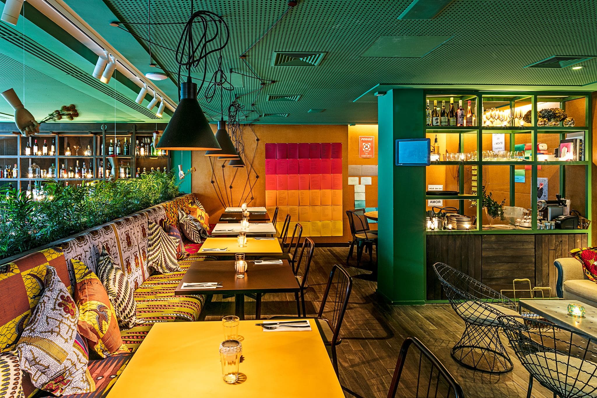 Restaurante ou bar? Bar ou restaurante? O que você decidir! Sinta-se em casa!

**Não juntamos mesas**
- As reservas são realizadas apenas das 18h30 as 19h30
- Reservas no Rooftop apenas as 18:30 ou 18:45
