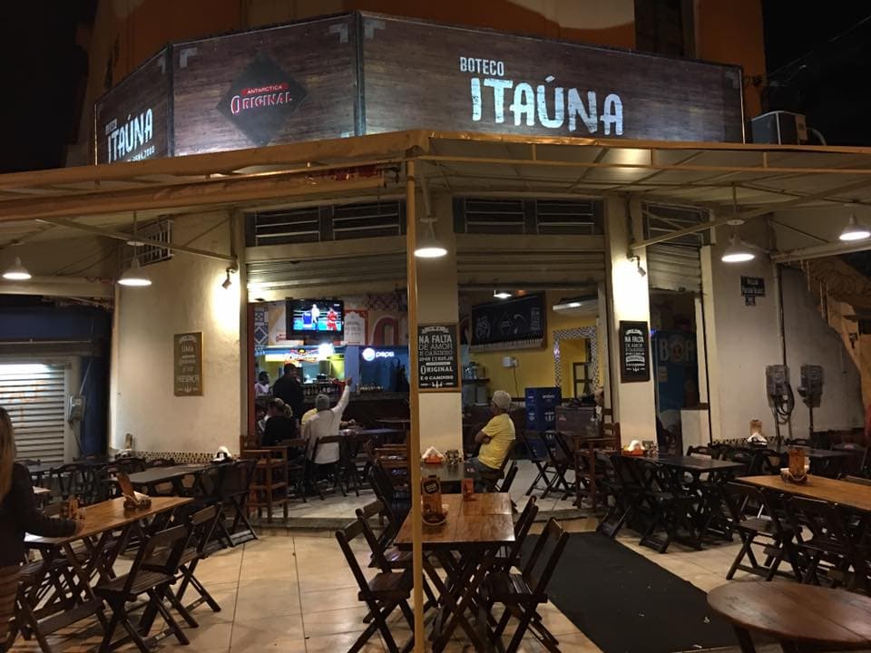 Comida caseira brasileira e chopes Brahma, em ambiente familiar e informal de casa colorida com varanda.