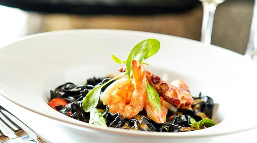 Um estabelecimento que se destaca pela gastronomia, pela carta de vinhos encorpada e que seja, ao mesmo tempo, o lugar ideal para reunir a família, encontrar os amigos e fazer negócios em um ambiente totalmente contemporâneo e aconchegante. Estes foram os objetivos que Alberto Hiar, diretor criativo da Cavalera, Anuar Tacach, fundador da Out Of Office, e o chef Henrique Fogaça tinham em mente quando idealizaram o restaurante Jamile, que teve a sua inauguração no dia 16 de setembro/2015.
