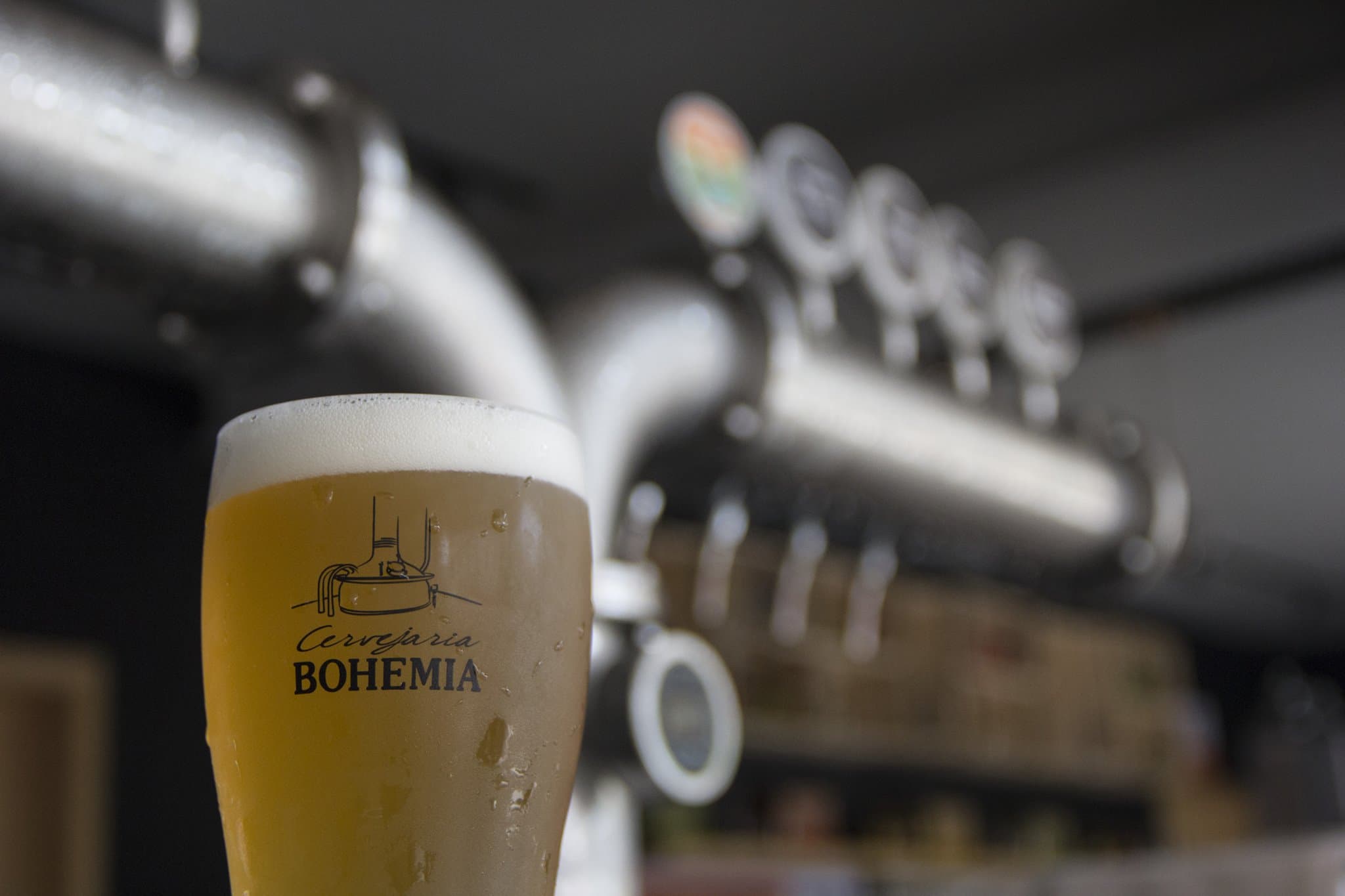 O Bar Bohemia está pronto para te receber com petiscos e estilos de chopes exclusivos em um ambiente aberto e descontraído no espaço térreo da Cervejaria. Atualmente o bar conta também com o cardápio do Restaurante Bohemia, que está funcionando no local durante a semana.