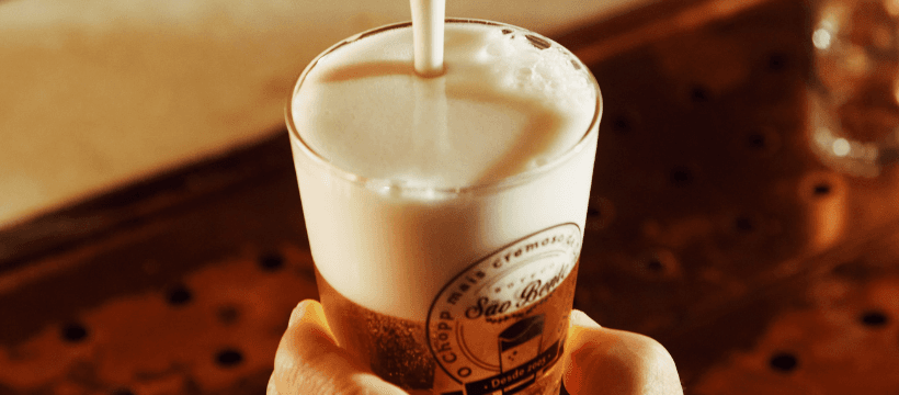 Chope – com colarinho e temperatura exata -, drinques feitos com perfeição, petiscos que já viraram clássicos nas casas e boa música são a fórmula de sucesso. Boteco São Bento, tradicional bar paulistano.