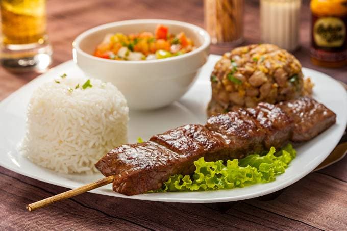 Pratos e petiscos brasileiros, além de buffet de frios, em espaço descontraído com área externa e playground.