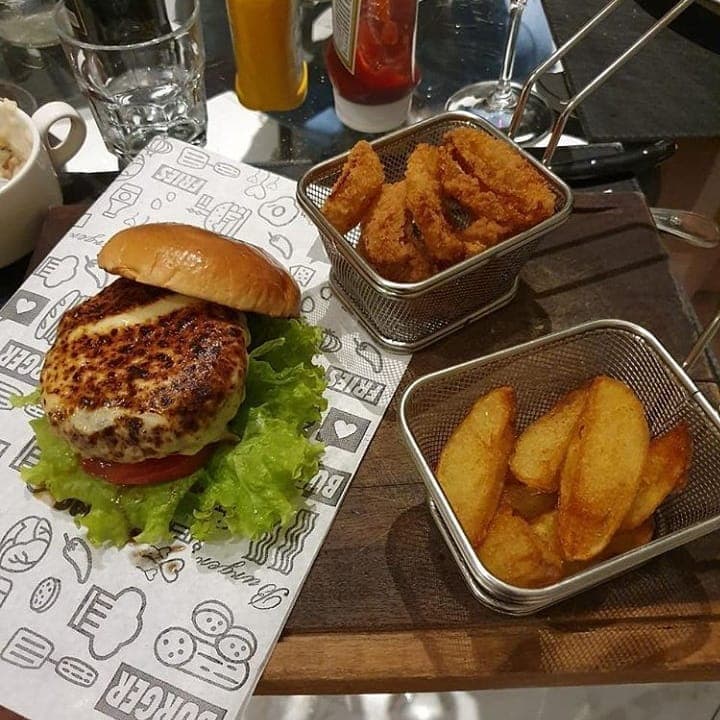 O Salsa Rooftop é uma steakhouse que une a paixão pelo sabor das carnes e cortes mais nobres a um ambiente moderno, com diversas opções de vinhos, cervejas especiais e drinks - escolhidos a dedo - para harmonizar perfeitamente com o menu.