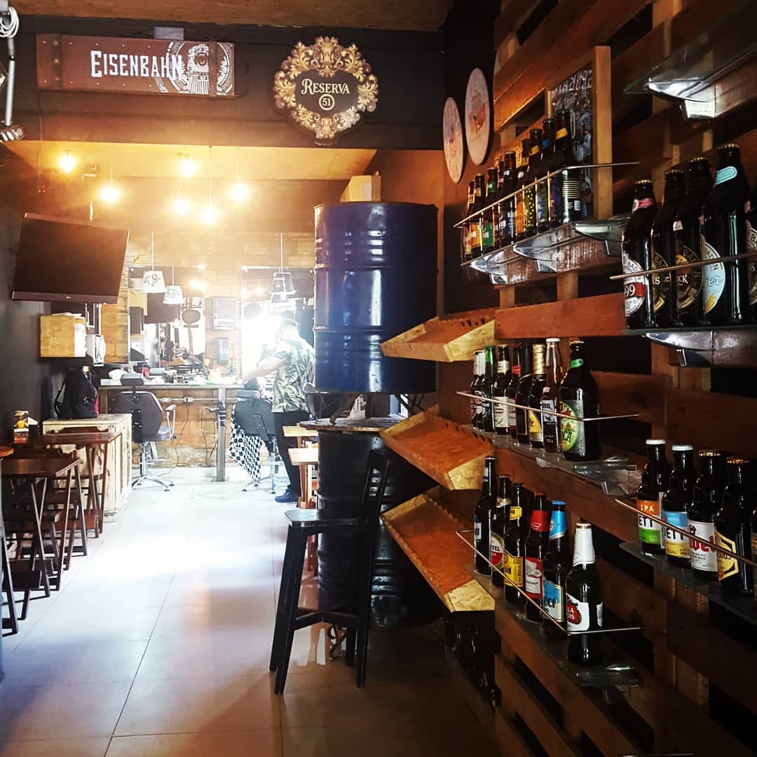 Um Empório com cervejas nacionais, importadas, carnes super prêmio e petiscos incríveis. Venha e traga os amigo para uma experiência totalmente demais.