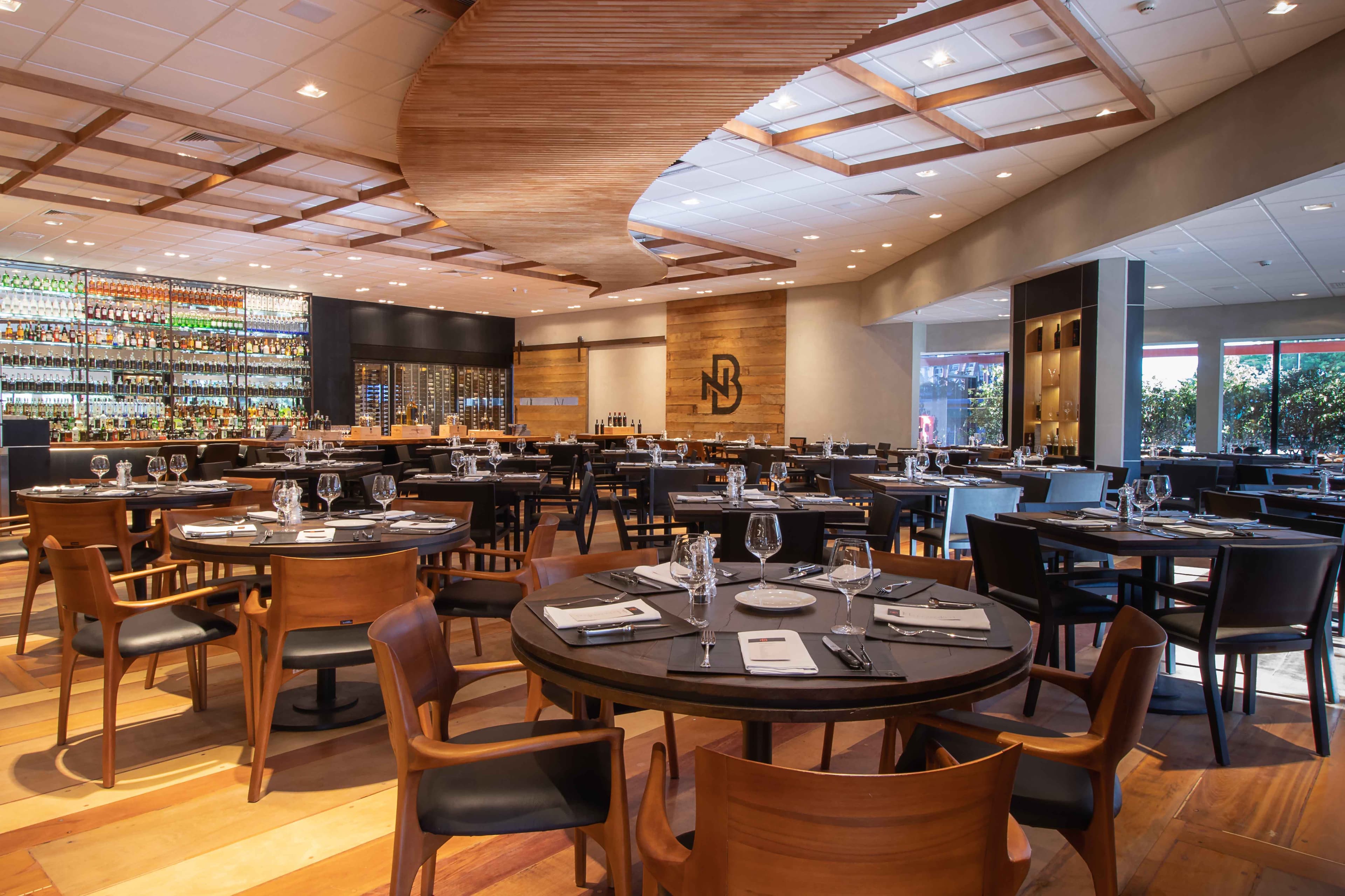 O NB Steak apresenta um novo conceito de rodízio com Menu Degustação completo de Steak House para que o cliente experimente uma seleção de cortes de carne, saladas e acompanhamentos servidos à vontade.