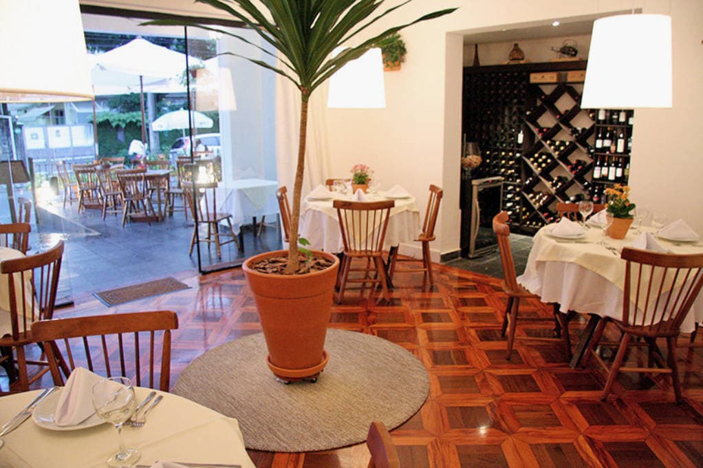 Localizado em Santos, o Restaurante Catalina é uma referência de qualidade na cidade, sempre com o compromisso de harmonizar as novidades do paladar com os fundamentos da cozinha mediterrânea. 

Comandada pela chef Vera Corrêa de Castro, a cozinha é inspirada nos sabores das diversas regiões mediterrâneas, onde ervas, grãos, carnes e pastas dão cor e sabor especiais a esta culinária. 

A adega conta com uma variedade especial, garimpados em viagens à regiões da Itália, Chile, Argentina, entre outras.
 
O restaurante dispõe de 80 lugares, além de um andar privativo que acomoda até 40 pessoas, com música ao vivo todas as sextas e sábados. Estacionamento com vallet.