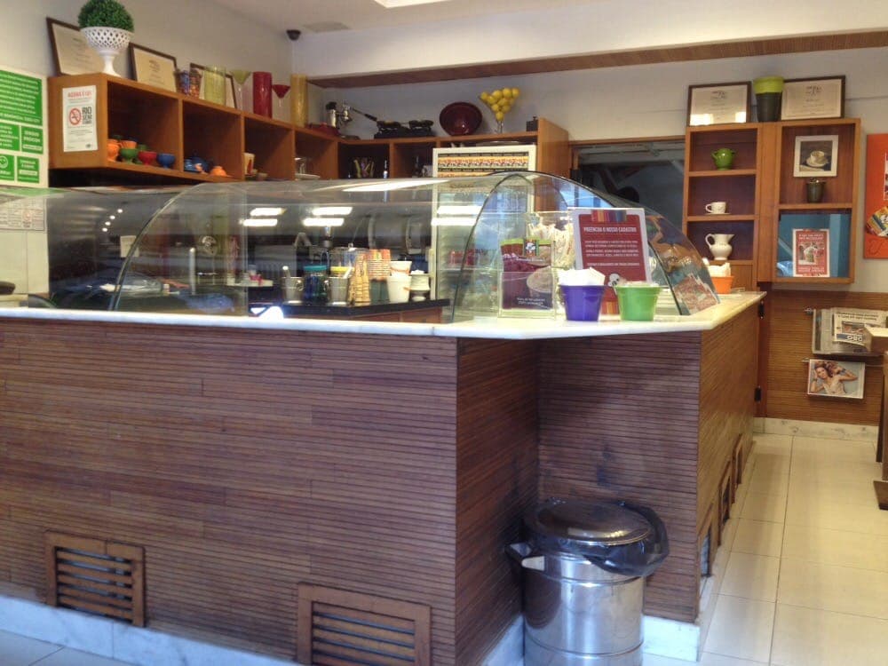 Sorvetes sem corantes nem aromatizantes de rede de gelaterias com décor em madeira e listras de cores vivas.