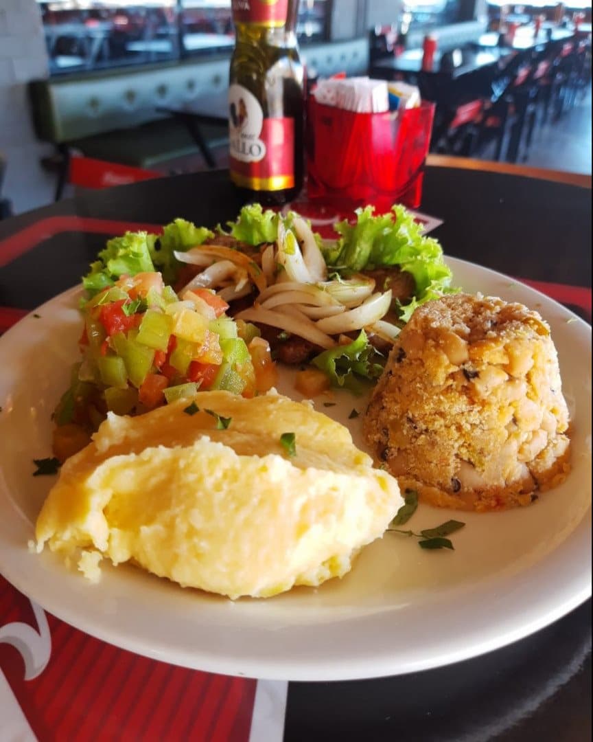 Pratos para happy hour · Mesas externas · Aconchegante