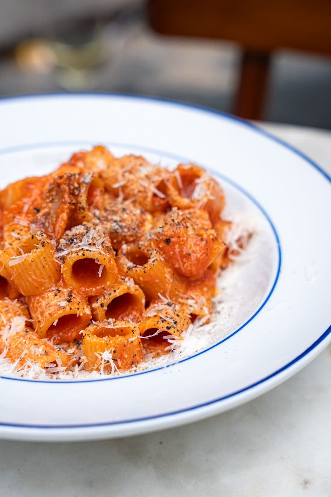 Bem Vindo ao Tappo Trattoria.

Nossas reservas podem ser feitas às 12h ou 12h30 para almoço, e também às 19h para jantar. 

Reservamos apenas 60% do salão, então, caso não ache uma mesa disponível para data e horário selecionados, não tem problema, já que atendemos também por ordem de chegada. Temos um bar muito agradável para espera. 

No horário de abertura da casa abrimos também nossa lista de espera. O nome pode ser colocado enviando uma mensagem para nosso número de WhatsApp. 
http://wa.me/11911174444 

Somos uma casa pequena por isso, nossas mesas são para grupos de no máximo 06 pessoas.

*a tolerância de atraso é de 10 min, passado esse prazo, liberamos a mesa caso tenha espera. 
*não juntamos mesas para grupos maiores do que 06 pessoas
*valor da rolha: R$ 90,00 por garrafa