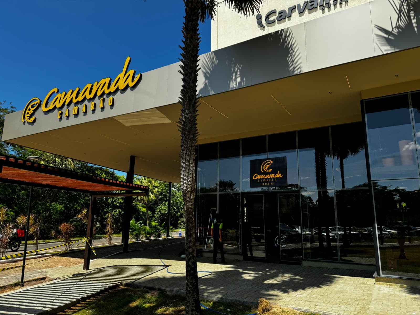 O Camarada Camarão é um restaurante informal, rústico e elegante, decorado com lembranças do mar que inaugurou sua primeira operação em dezembro de 2005. Ele traz a ideia de um restaurante com decoração moderna, rústica, regional e que remete às lembranças do mar, oferecendo pratos fartos, saborosos e criativos. O Camarada Camarão Rio Poty, em Teresina, é uma unidade morderna, que contempla um espaço Camaradinha (Kids) e músicas ao Vivo, além de toda #ExperiênciaCamarada para nossos clientes.