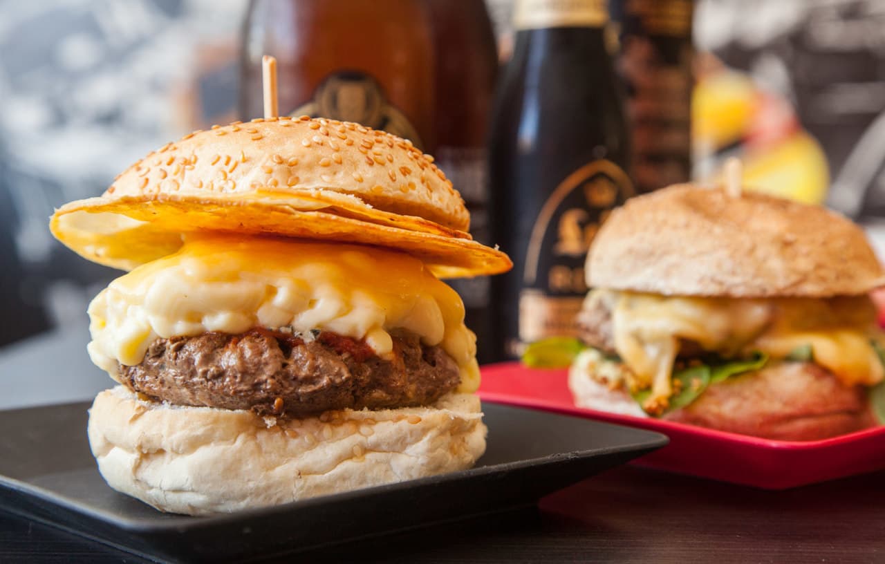 Hamburgueria Artesanal desde 2013 oferecendo excelência em Qualidade de Produtos e Atendimento.

Experimente o melhor hambúrguer de sua vida! Durante os 9 meses pré-abertura da Casa criamos e aperfeiçoamos nosso blend de carnes até chegar na perfeição e suculência de um hambúrguer saboroso.

São 5 opções de carnes, 3 tipos de pães artesanais e mais de 20 ingredientes extras.
Menu: Sugestões da Casa, Monte seu Lanche e Lanches Sazonais (muda a cada 3 meses)

Delivery no bairros: Penha, Vl Matilde, Tatuapé, Anália Franco, Belenzinho, Alto da Moóca, Carrão, Patriarca, Cangaíba, Guarulhos, Vl Ré

Ou venha comer no Salão que o hambúrguer fica ainda mais gostoso! Temos cervejas artesanais, fliperama e de som um pouco de Blues e Rock´n Roll.