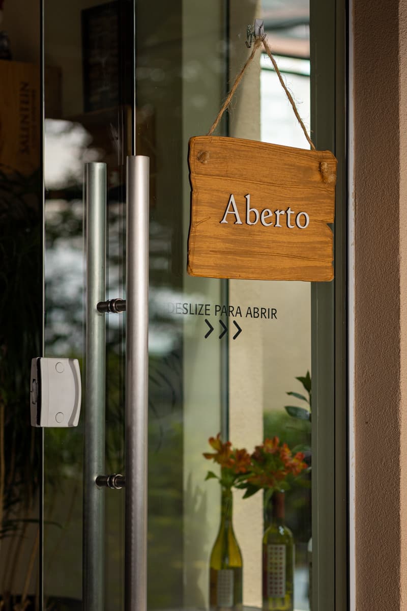 O Grecco Cozinha Rústica oferece gastronomia italiana e espanhola. Felipe Grecco, que dá seu nome ao restaurante, utiliza produtos frescos e técnicas antigas de gastronomia. Grecco prepara massas frescas, frutos do mar, molhos e assados que perfumam toda a vizinhança!! Com 20 anos de profissão, Felipe se inspira na cozinha do século passado proporcionando uma experiência inesquecível e sem sofisticação, o que torna tudo muito mais especial e nos faz ter certeza de que para ser incrível não precisa ser cheio de frescura!