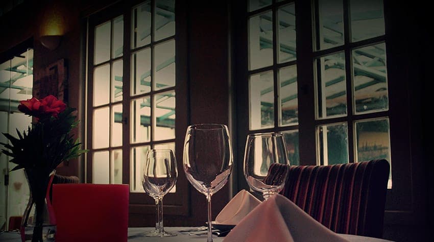 Excelência na cozinha. Pratos elaborados com amor à arte de cozinhar, num ambiente confortante, onde a simplicidade e a elegância estão presente em cada detalhe.
A marca Le Bateau Ivre – sinônimo de excelência na cozinha – comandada pelo chef Gérard Durand começou em 1990, em Arraial D'Ajuda. Antes disso, Gérard foi dono de um restaurante na região francesa da Provence, onde nasceu. Depois de quase seis anos na Bahia, o chef mudou-se para Brasilia, onde o Le Bateau Ivre tornou-se o único duas estrelas da cidade e referência para políticos, autoridades e jornalistas da capital federal até 2001. Em setembro de 2002, Gérard instalou-se em Porto Alegre, onde o Le Bateau Ivre passou a ser uma referência na capital gaúcha.