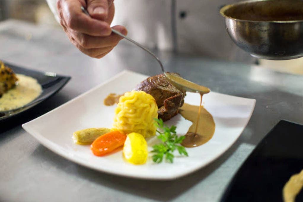 O Chez Romy é um restaurante essencialmente francês, que passeia por seletos sabores internacionais. Um espaço tradicional e agradável, onde o sabor é carro-chefe no cardápio. Venha nos visitar, o ótimo atendimento é por conta da casa.