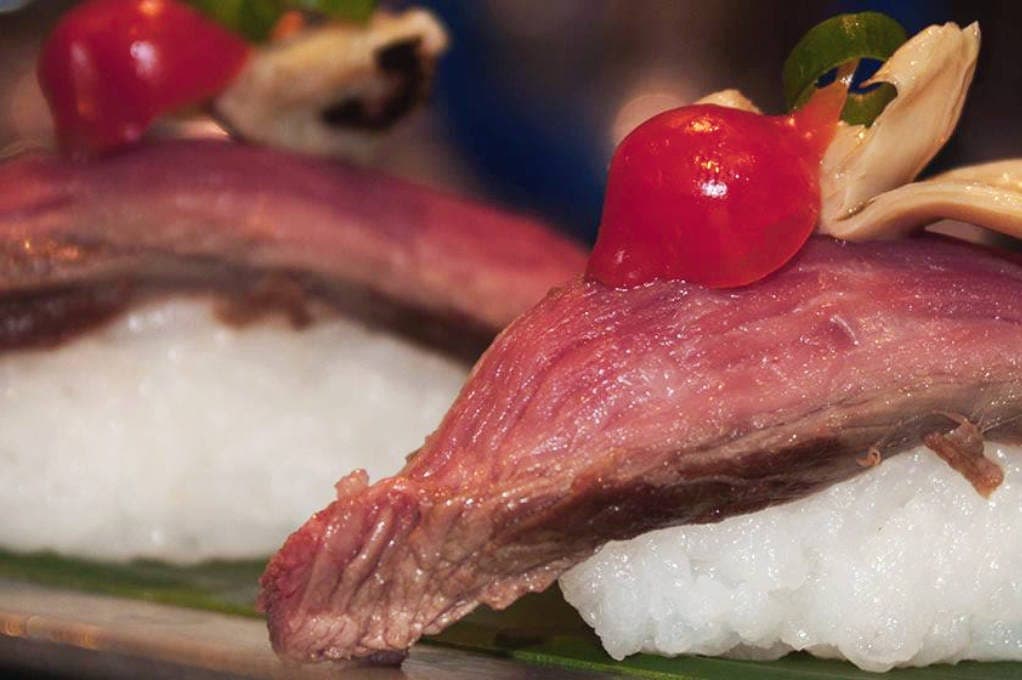 Comida japonesa contemporânea, além de espetinhos e ceviche, em ambiente descontraído com vinhos expostos.