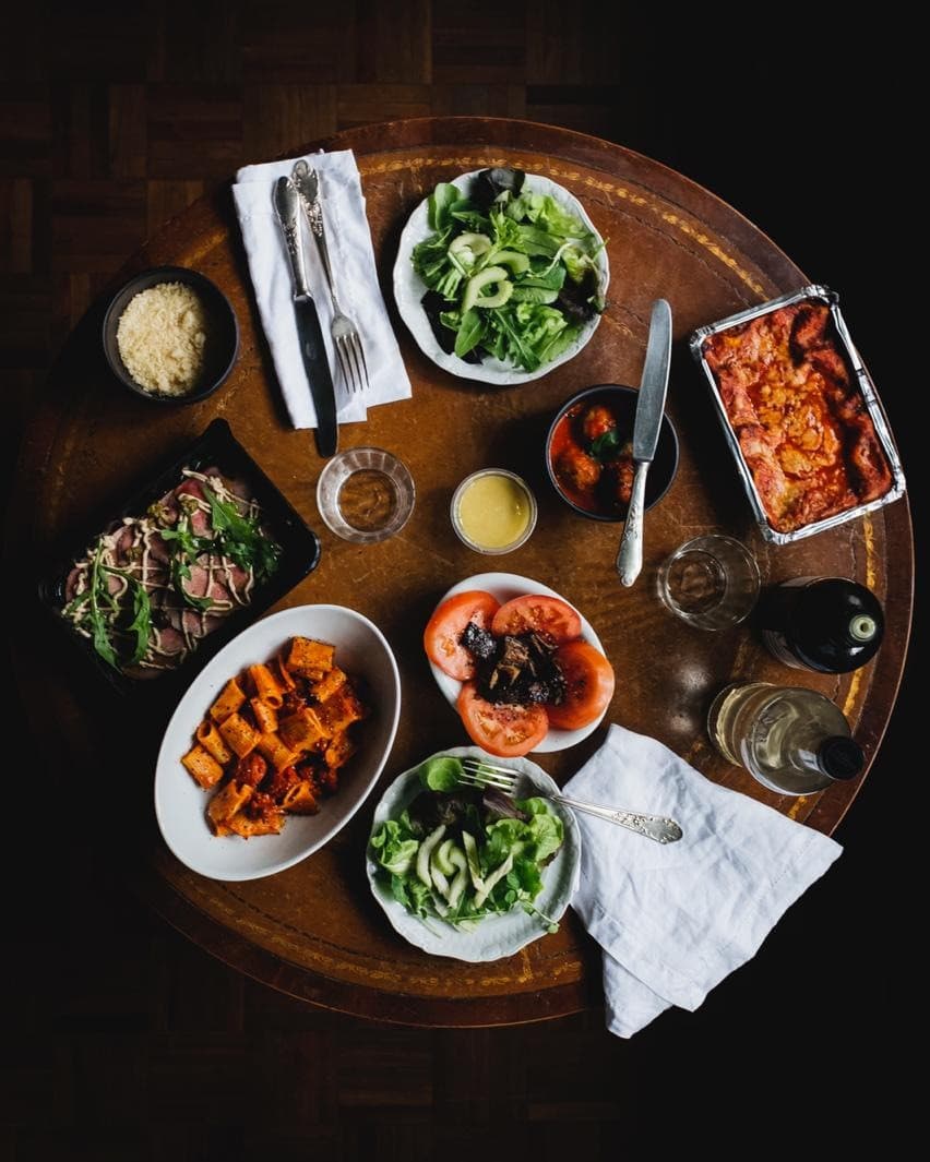 Inspirada nos clássicos bistrôs franceses, a casa é comandada pelo chef Benny Novak e o restaurateur Renato Ades desde 2002. Hoje, 15 anos e muitos prêmios depois, se firmou como um dos principais endereços da culinária francesa na capital paulistana. Steak tartare, moules frites, escargots à la bourguignonne, thon mi-cuit, magret de carnard, carré d'agneau e pain perdu são alguns dos pratos icônicos do bistrô.