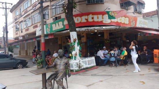 Botequim com voz e viola serve especialidades tradicionais portuguesas em espaço despojado com área externa.
